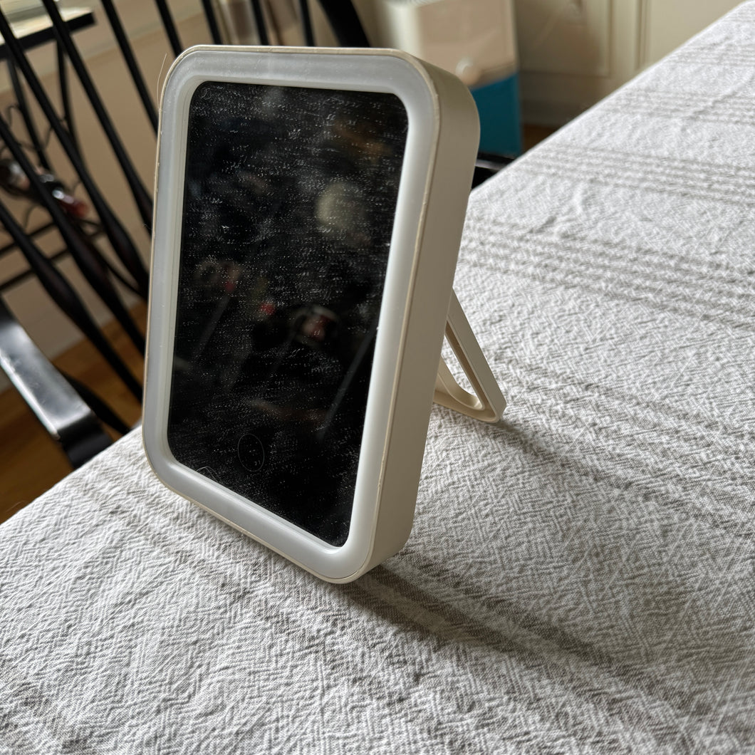 Lighted Make Up Mirror white. Portable