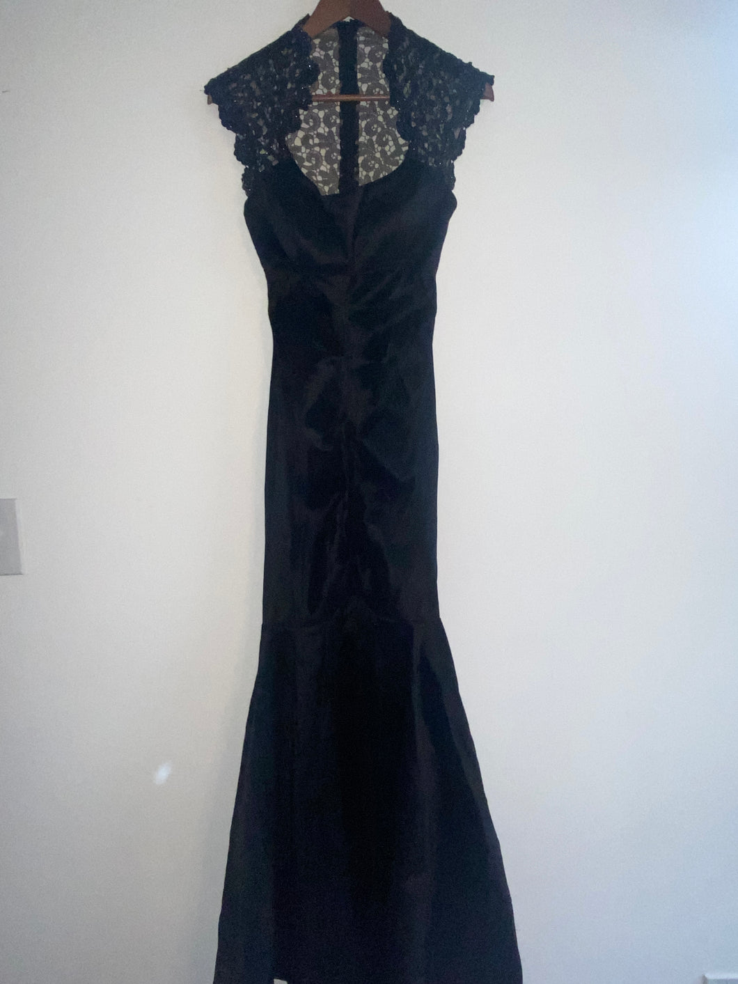 Xscape Size 8 Black Gown Cap sleeve mermaid style - size Women M (8-10)