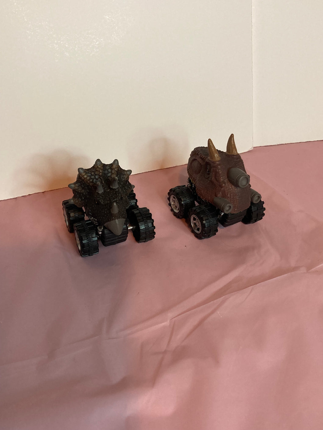 Lot of 2 dino cars