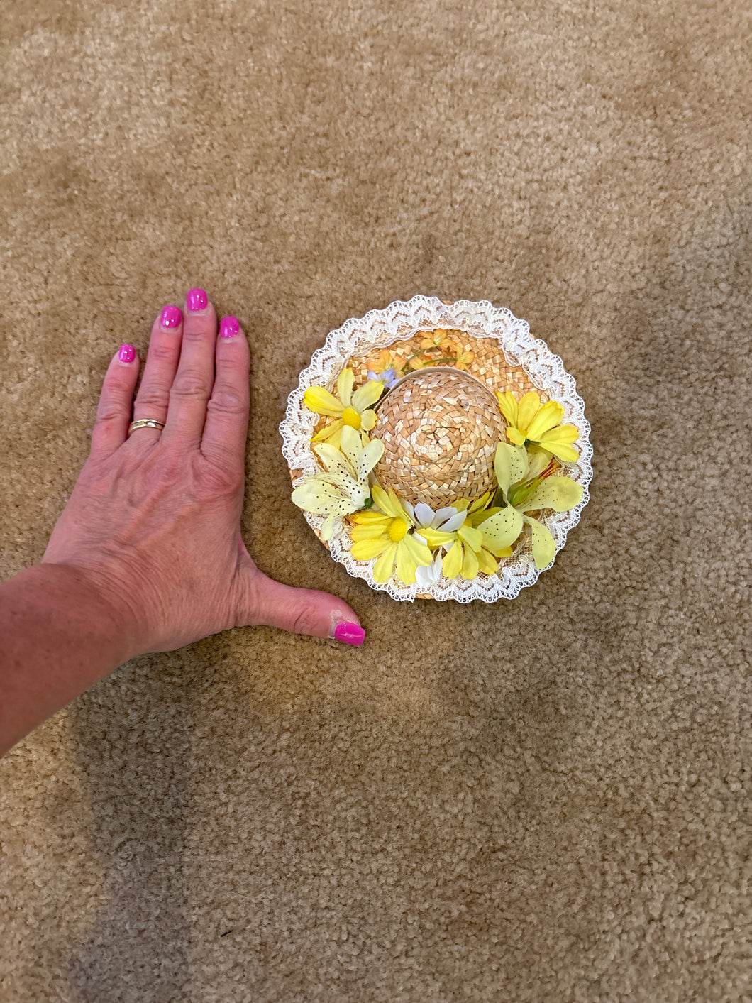 Straw hat w/ yellow flowers
