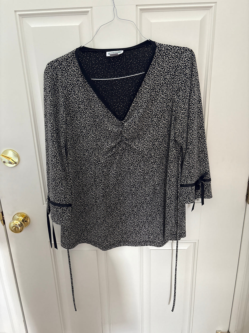 Motherhood Maternity Black top w/ white print - size Women XL (14)