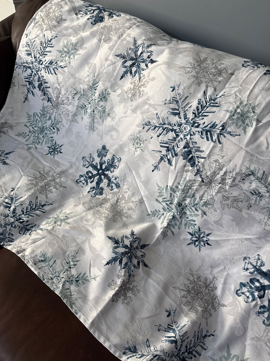 Tablecloth, white w/snow 52in x 70in