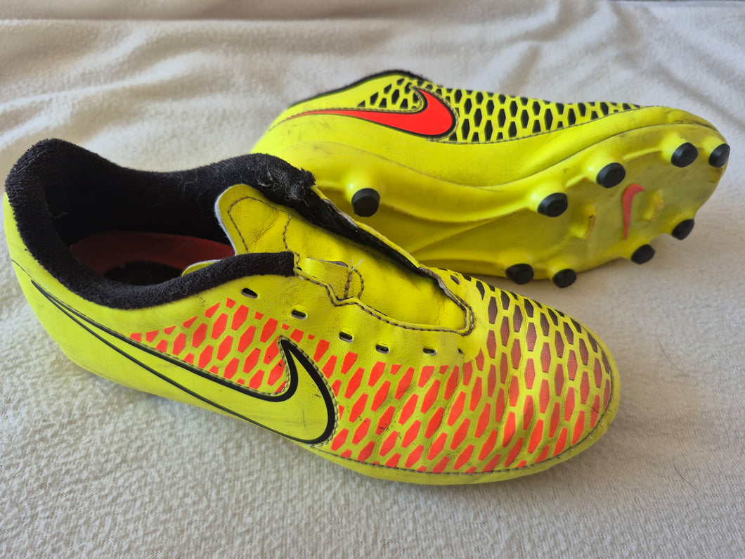Nike Magista cleats Neon yellow/blk/org - size Shoes-youth  3.5