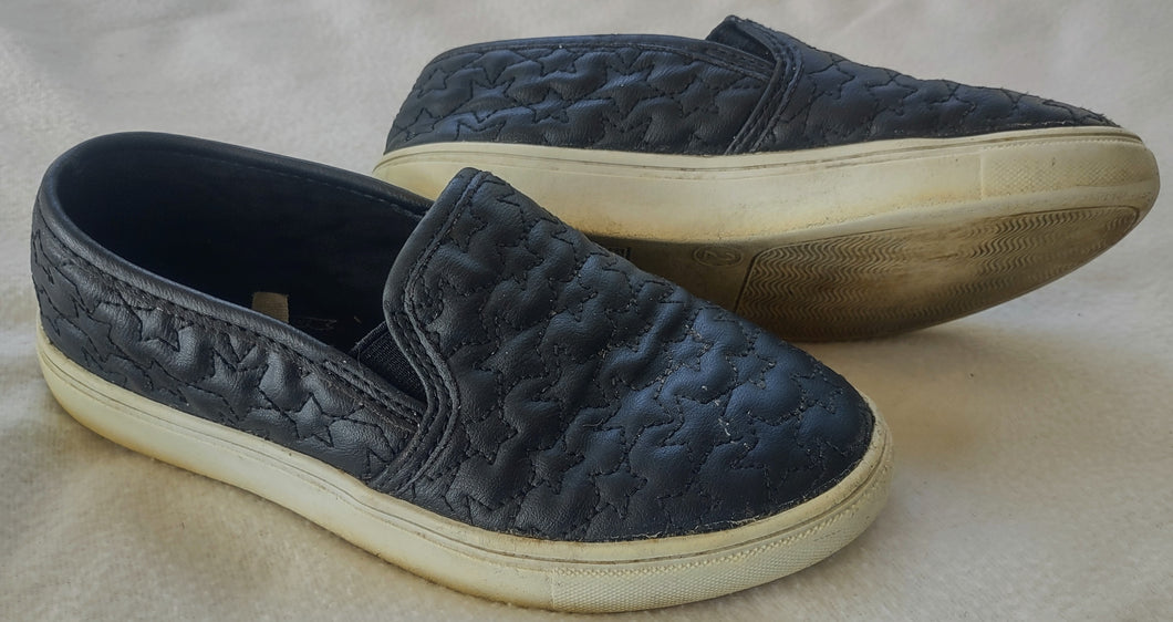Cat & Jack blk slip ons w/embroidered stars - size Shoes-youth  2