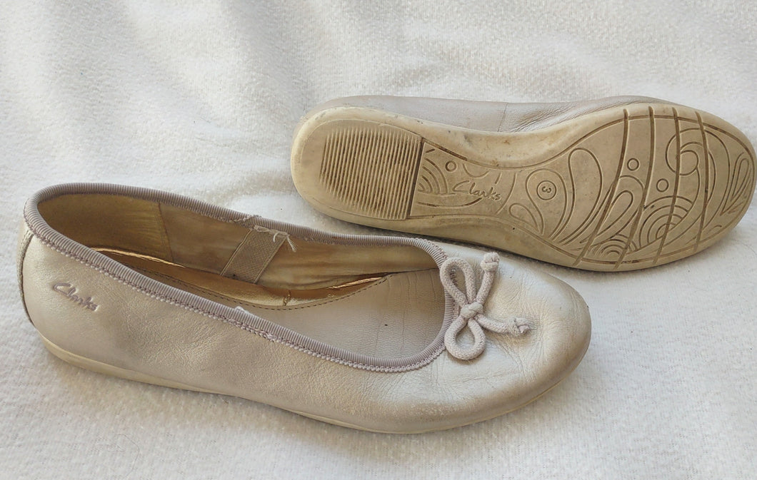 Clarks gold flats Small bow on toe - size Shoes-youth  3