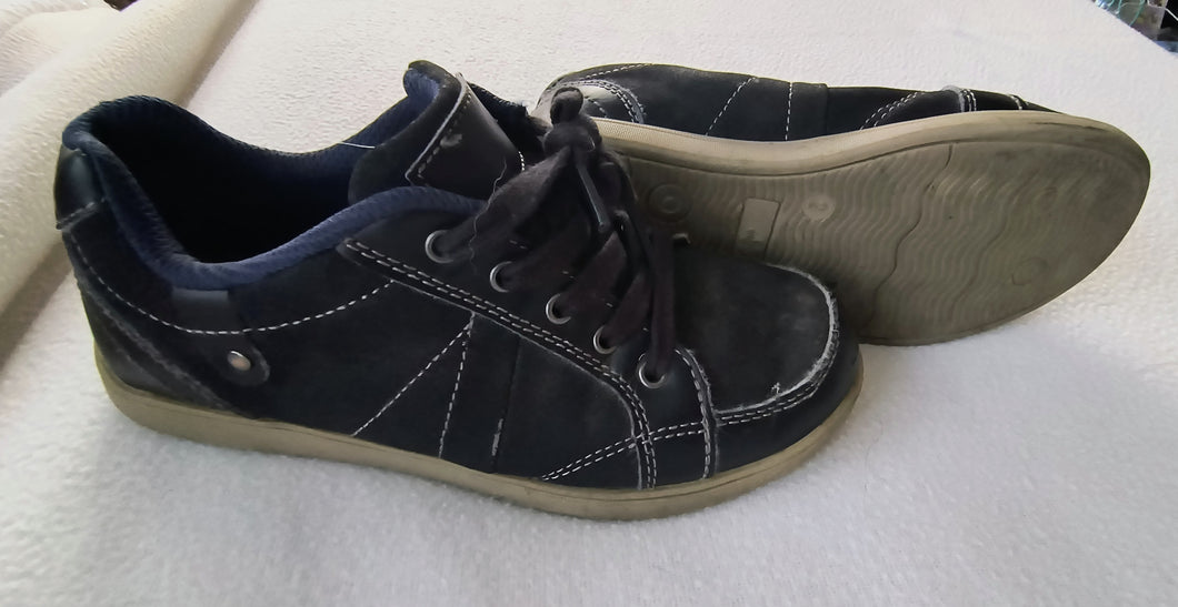ID Required casual shoe dark navy - size Shoes-youth  2