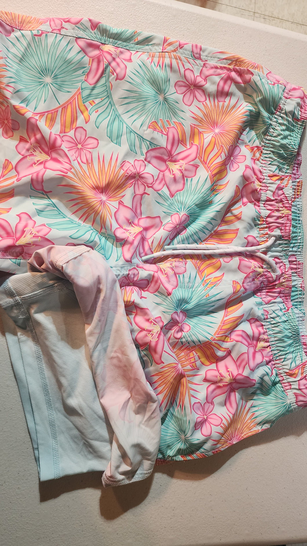 Mens L swimming suit Has mesh shorts liner - size Mens L