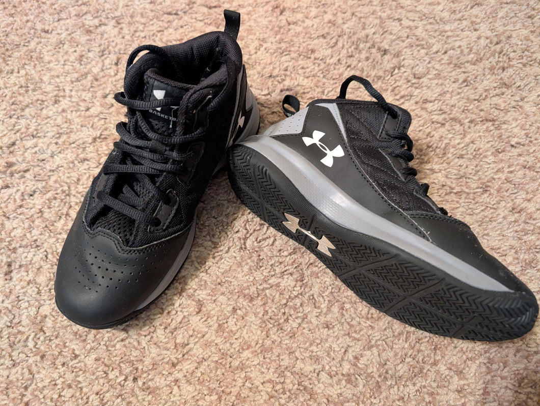 Under Armour Basketball Black w/ Gray Sneakers - size Shoes-youth  1