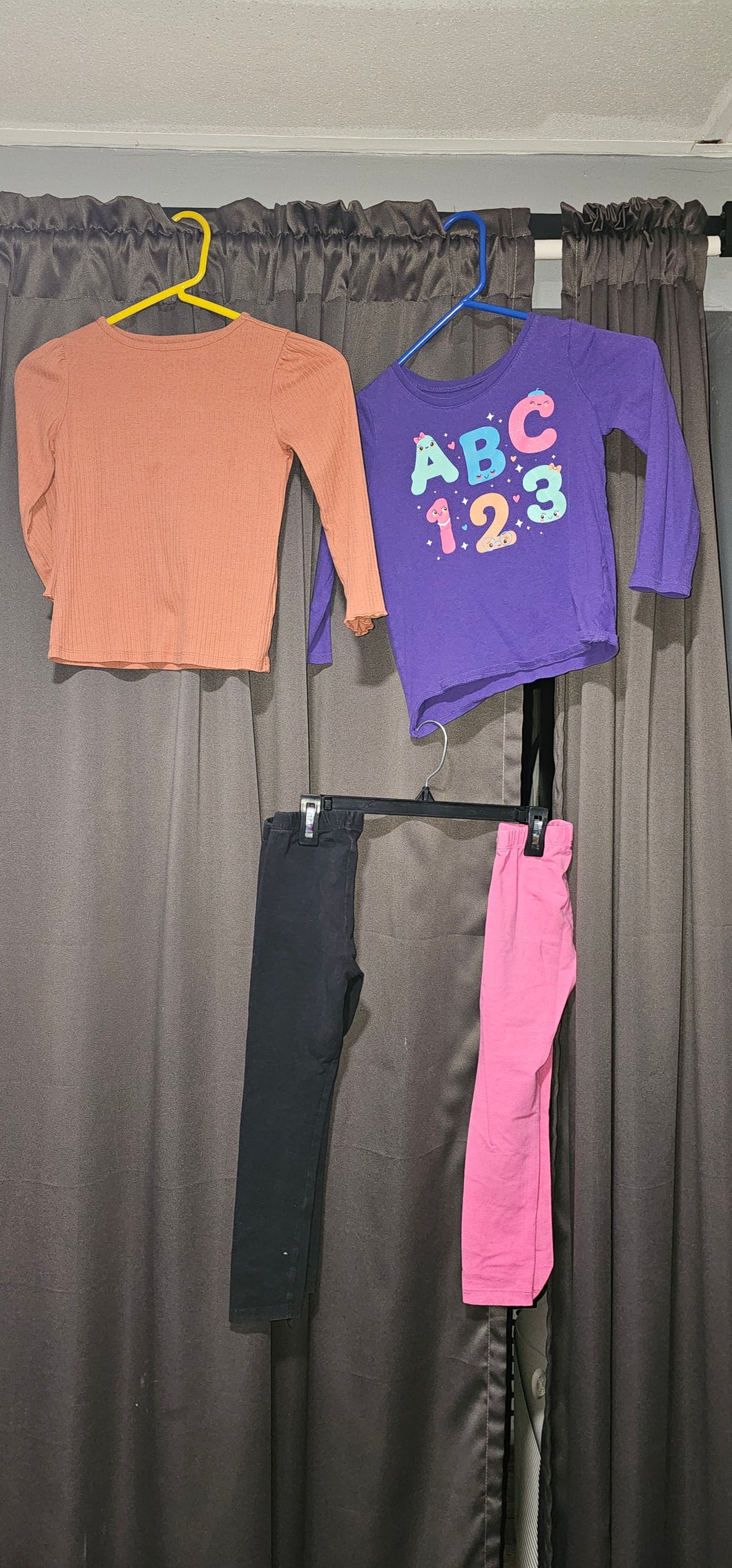 2 outfits Long sleeve - size 5T/5