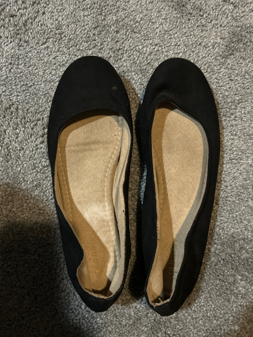 Old Navy black slip ons - size Shoes-Womens 8