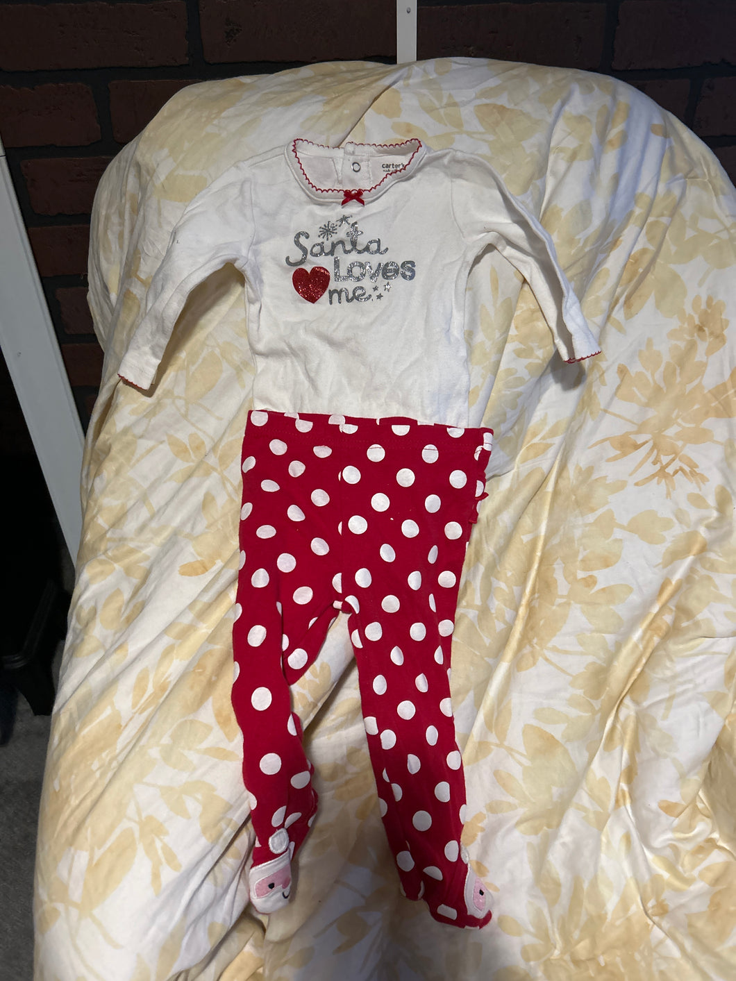 Santa Loves Me set Top 6m Bottoms are 6-9m - size 6 Months