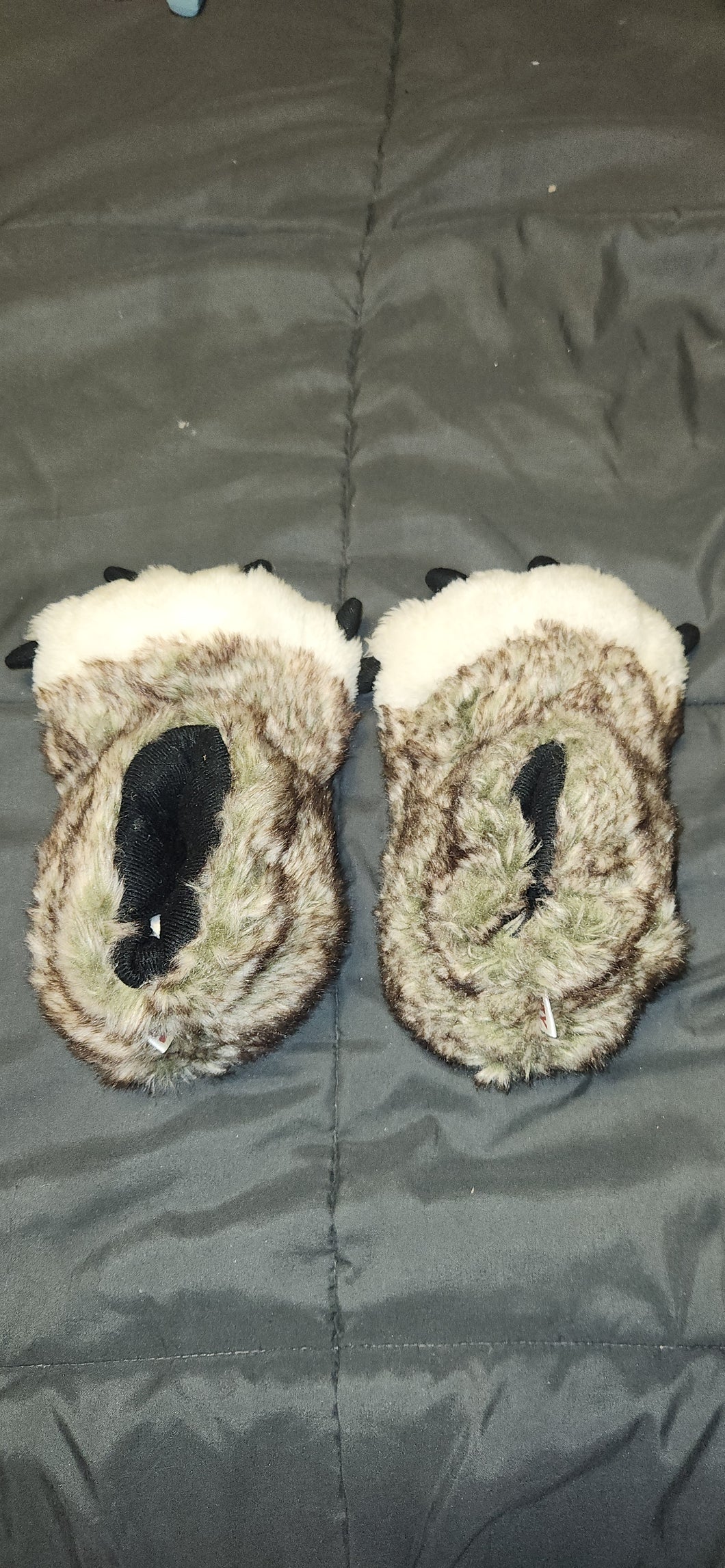 Wolf paw slippers - size Shoes-toddler 9