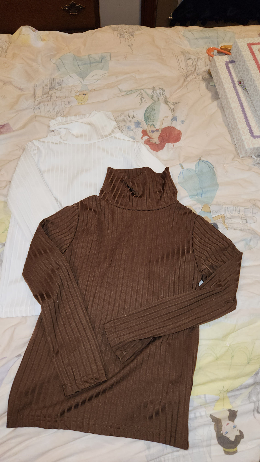 Shein 2 stretchy turtle necks - size Kids 6