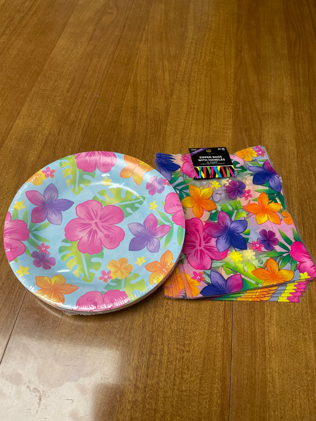 20 Hawaiian plates 12 gift bags