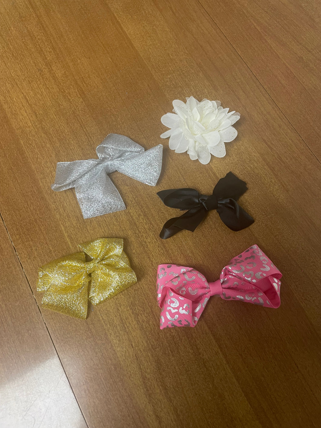 4 bows , 1 flower clip All clips