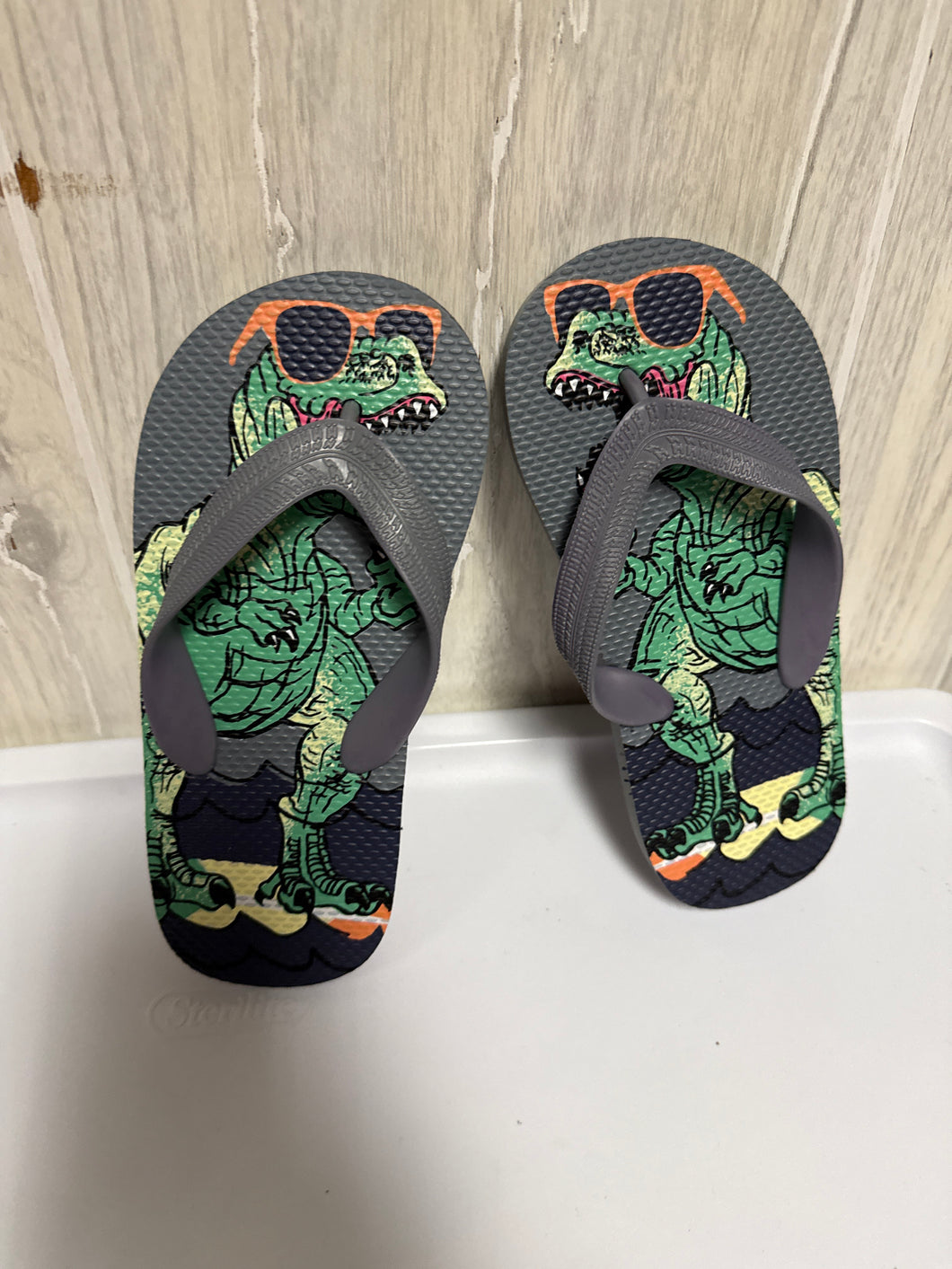 Dino gray flipflop Sz 13/1 - size Shoes-youth   12