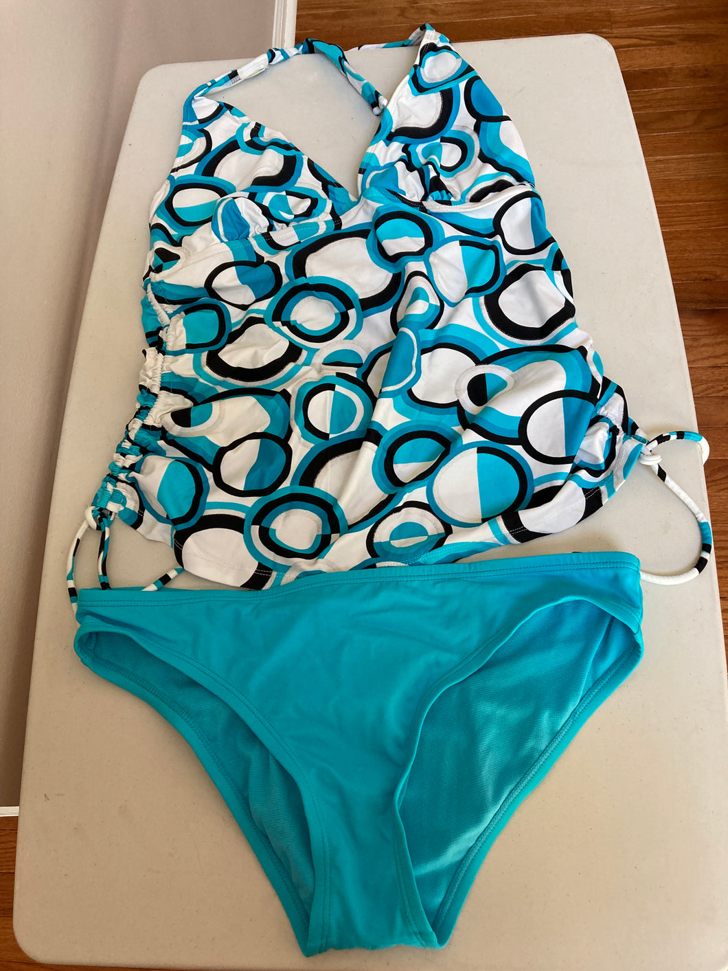 tankini top w/catalina bikini Botton Never worn - size Women M (8-10)