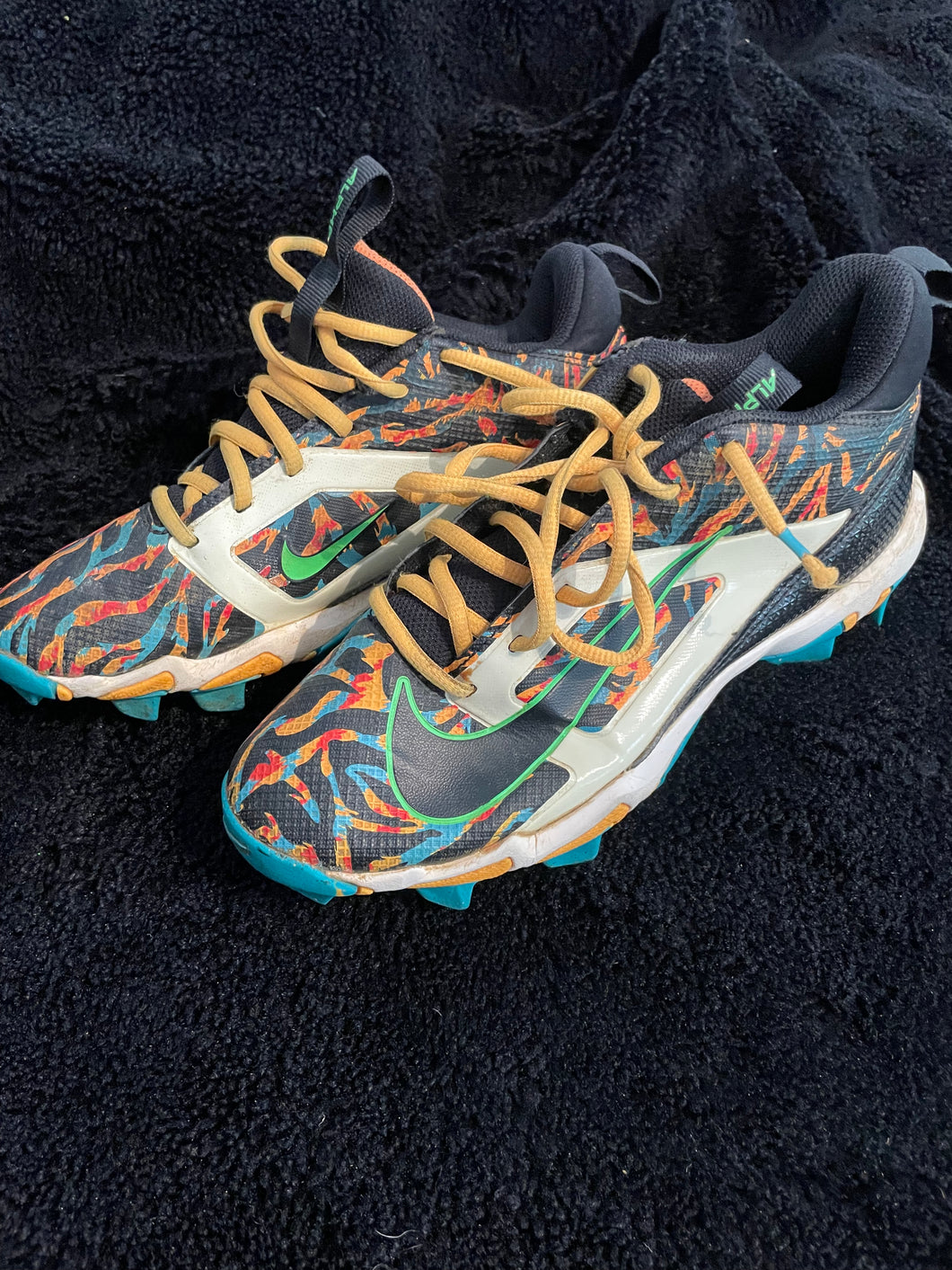 Nike Football Cleats - size shoes-teen 6