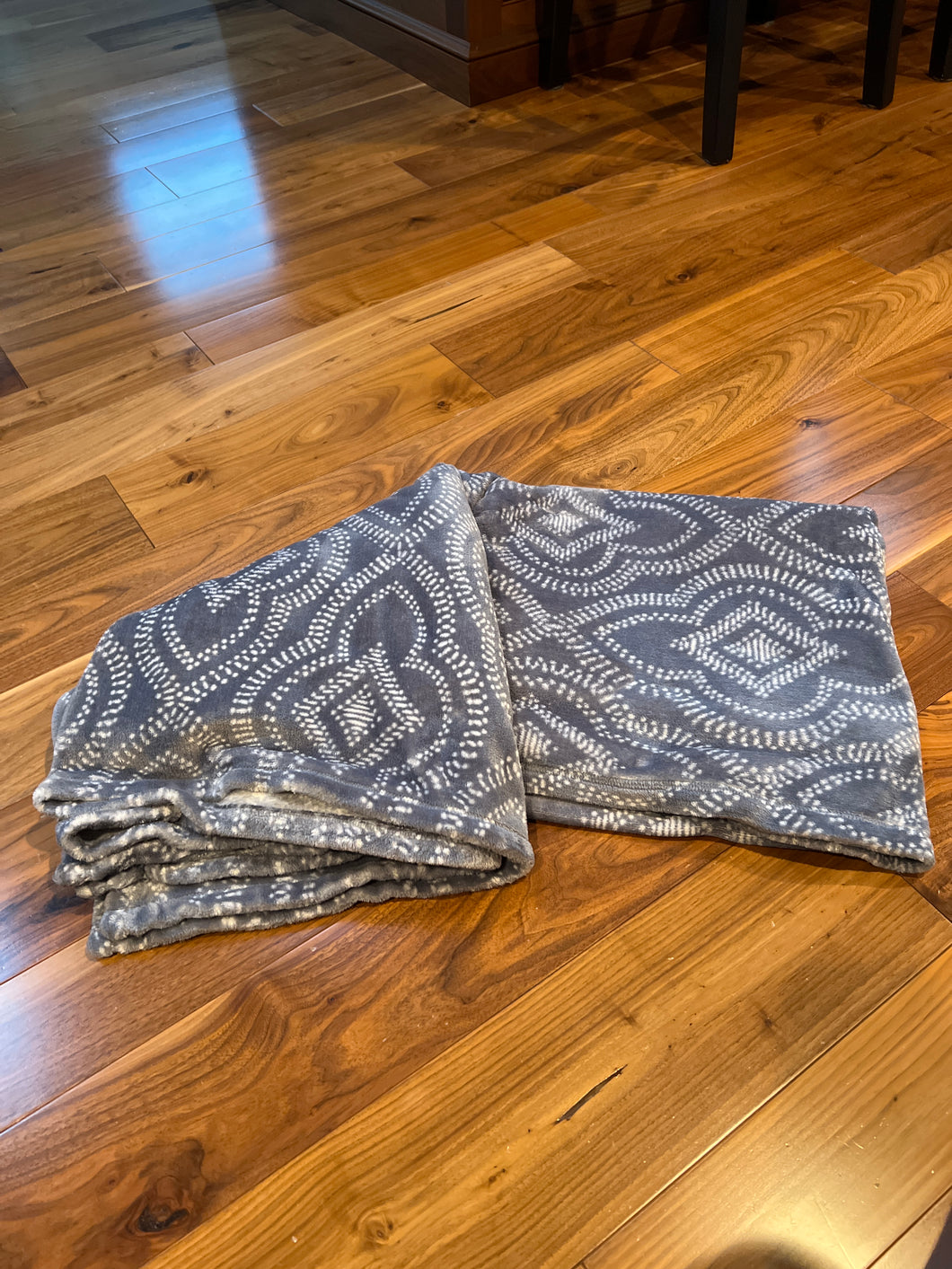 The Big One et Blueish/Gray and White