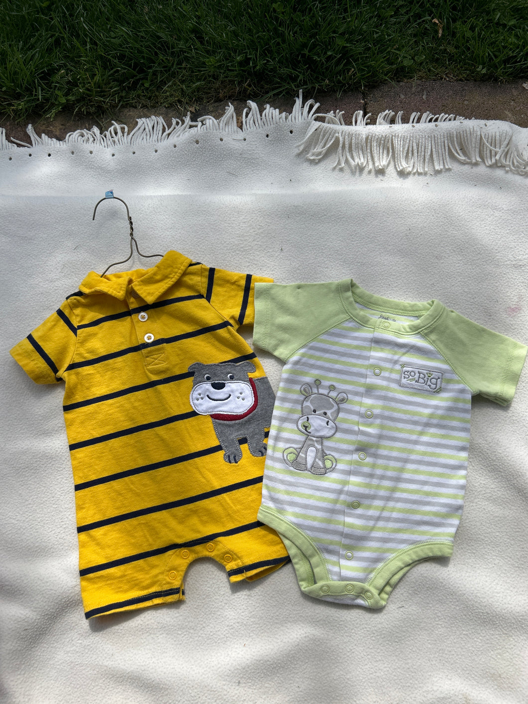 Carter's yellow/dog First Moments green/gira - size 6 Months
