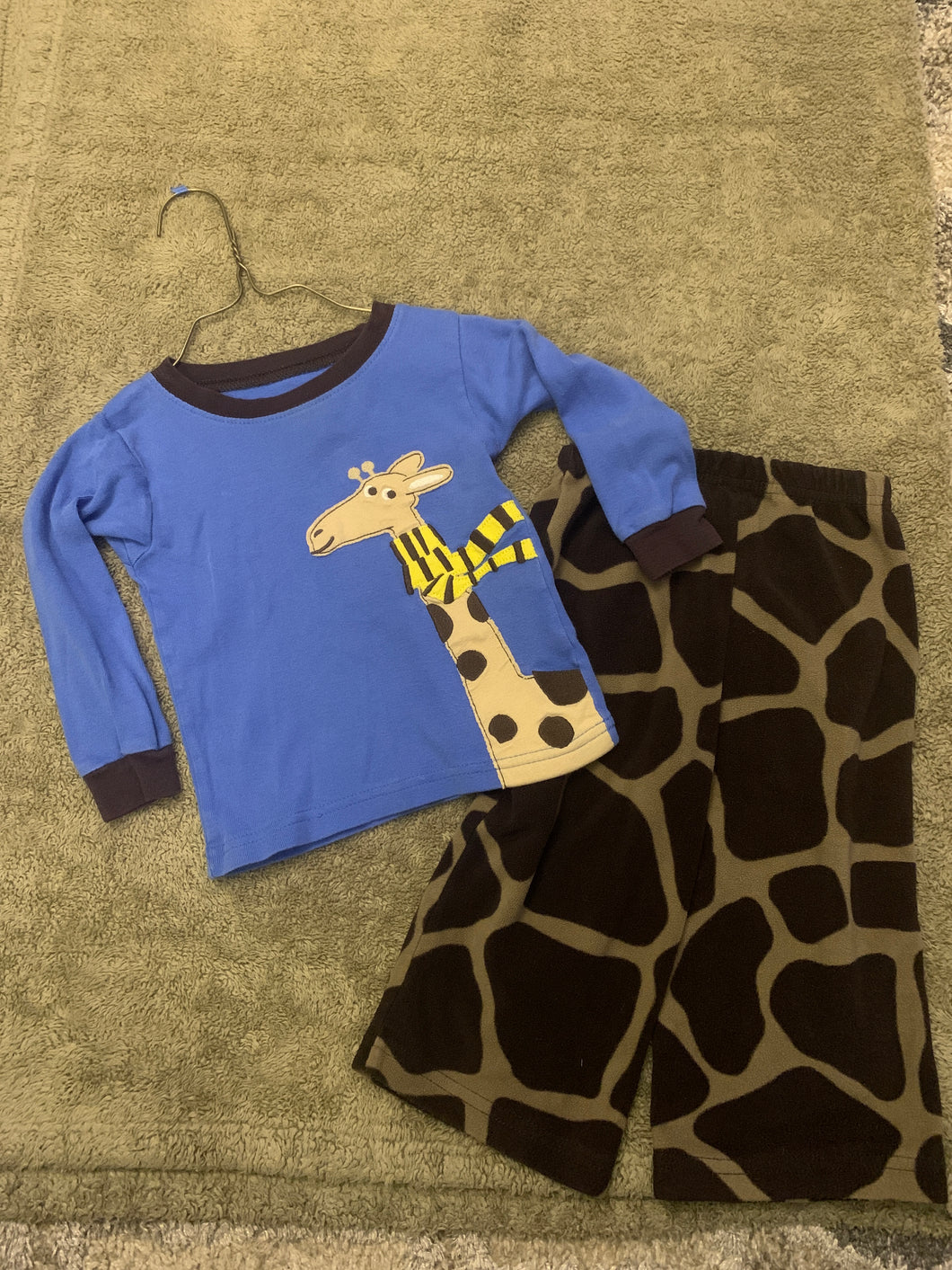 Carter's giraffe pjs 2-piece - size 18 Months