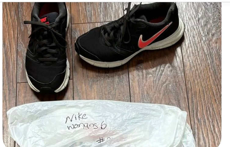 441 Nike Womans 6 - size Shoes-Womens 6