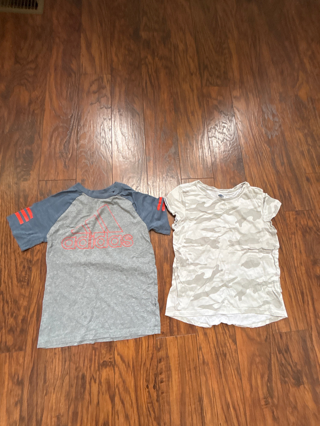 594 t shirts fits size7 Adidas pinhole on bottom - size Kids 7