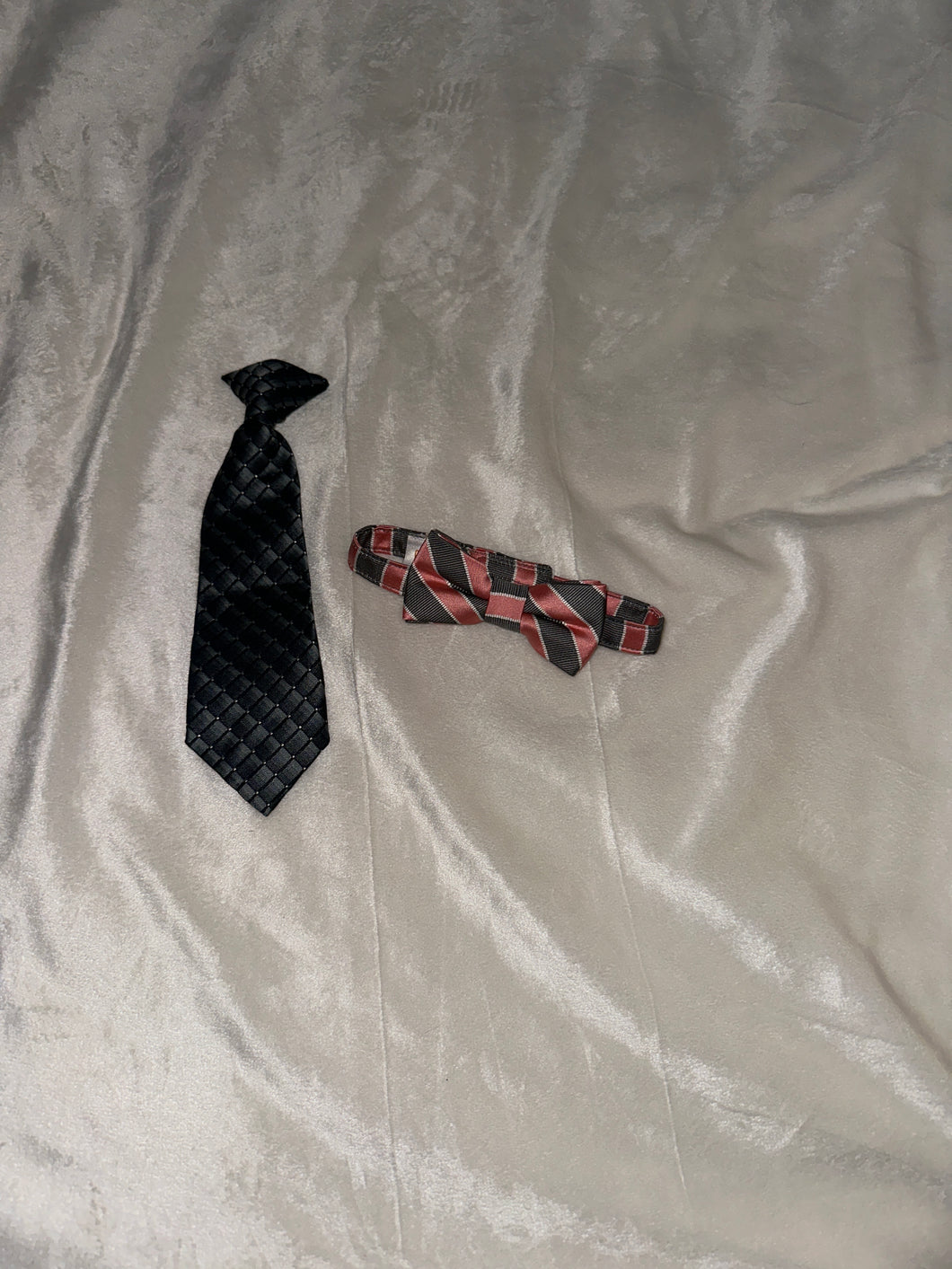 Ties Velcro and clip on Gymboree