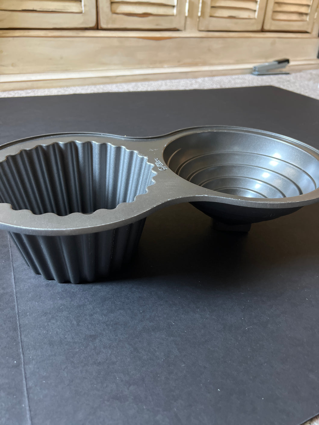 WILTON LARGE CUPCAKE CAKE PAN