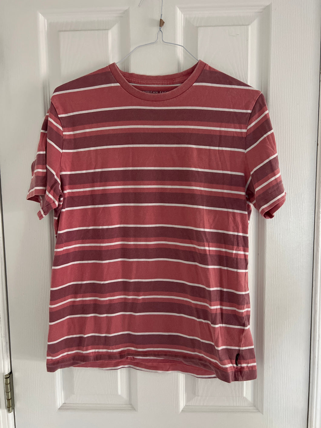 AMERICAN EAGLE SHORT SLV SHIRT - PINK/WHITE STRIP - size Mens M