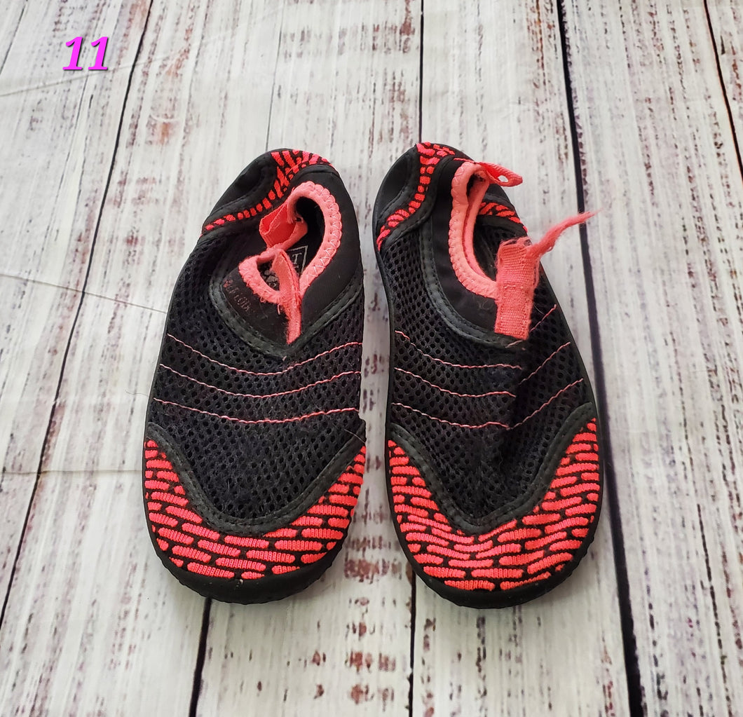 pink and black water shoes - size Shoes-youth   11