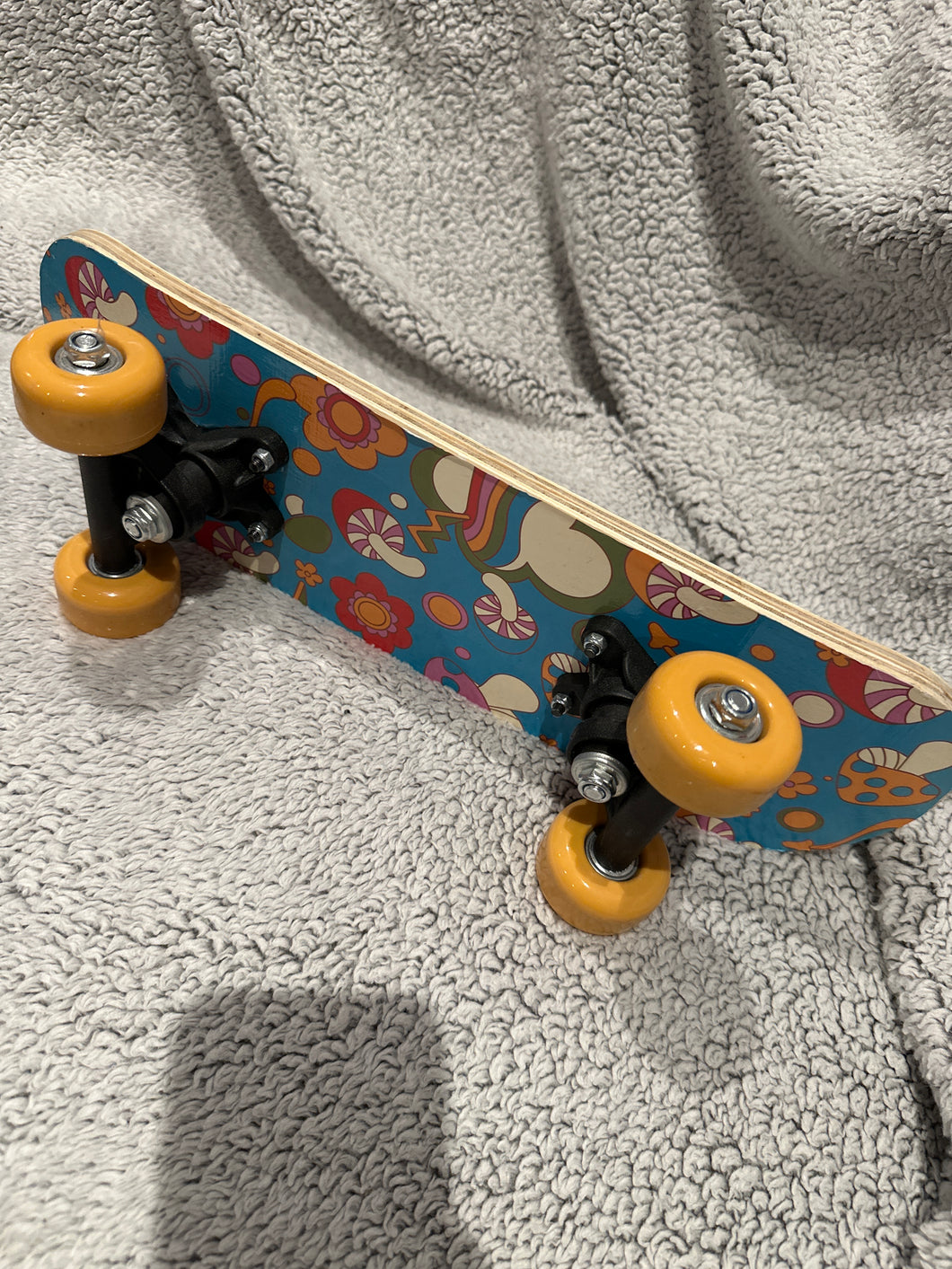 Mini skateboard mushroom Yellow wheels