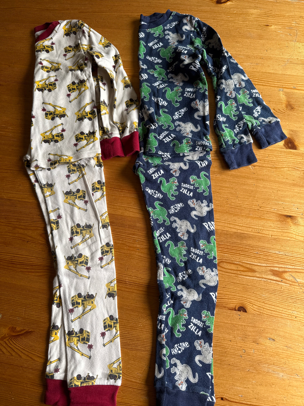 Construction/dinos pjs Size 6 fits for 5 - size 5T/5