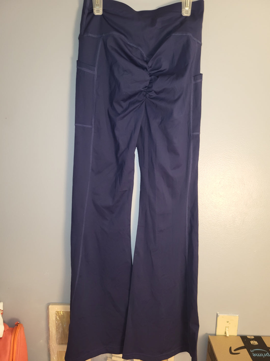 yoga pants have the butt ruched - size Women L (12)