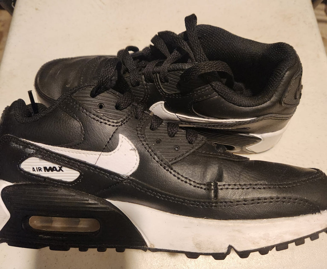 Nike black and white sneakers - size shoes-youth 5.5