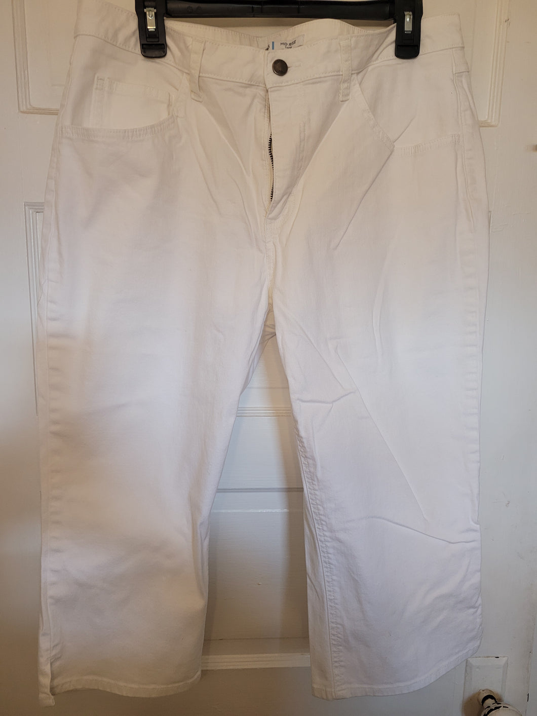 Riders Mid Rise Capri White Jean material - size Women 1XL (16-18)