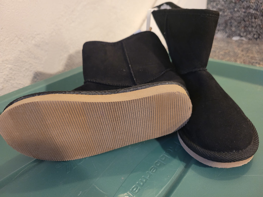Old Navy Black Lined Boots Faux Fur - size Shoes-toddler 9