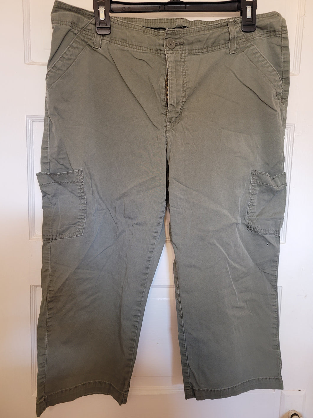 Riders Olive Green Cargo Capri - size Women 1XL (16-18)