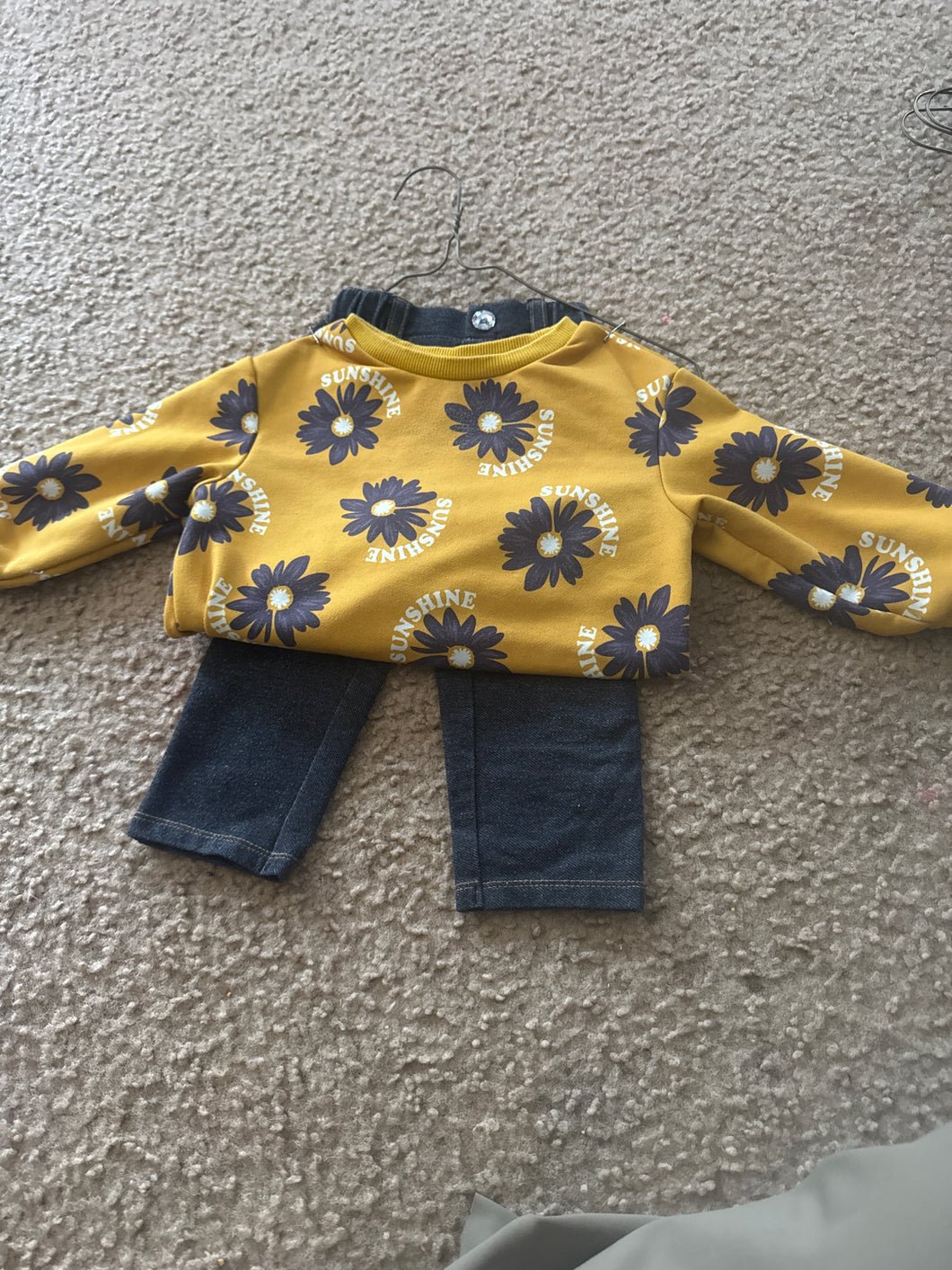 Outfit top and pants - size 12-18 Months