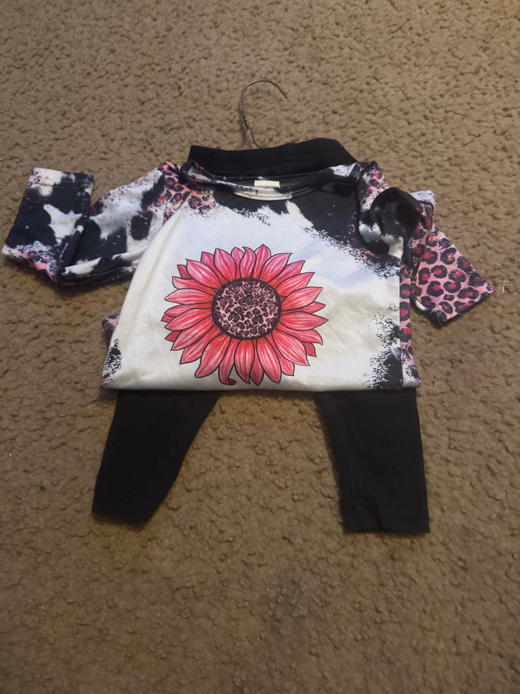 Flower onesie Black pants - size 12 Months