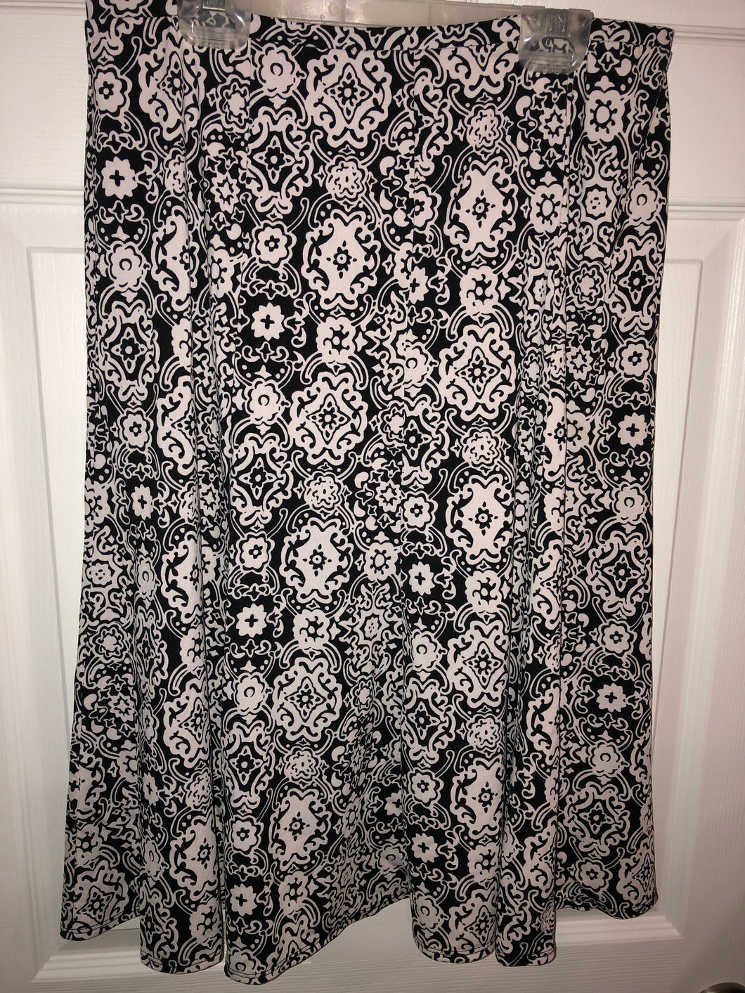 Tahari knee length skirt poly spandex elastic - size Women S (4-6)