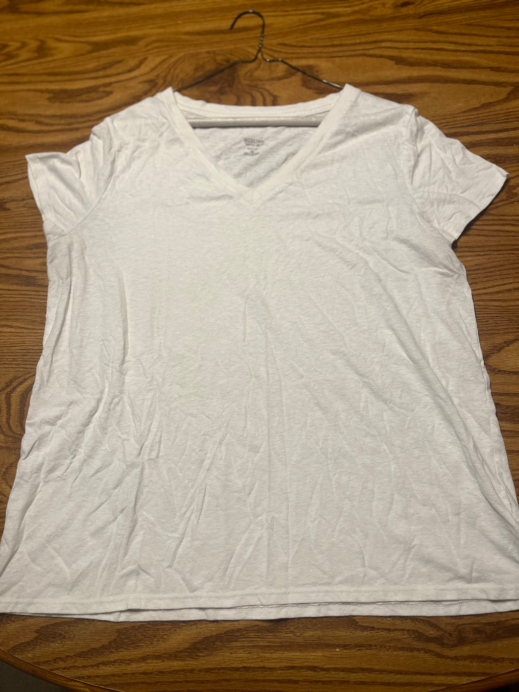Mossimo white v neck shirt - size Women XXL (20-22)