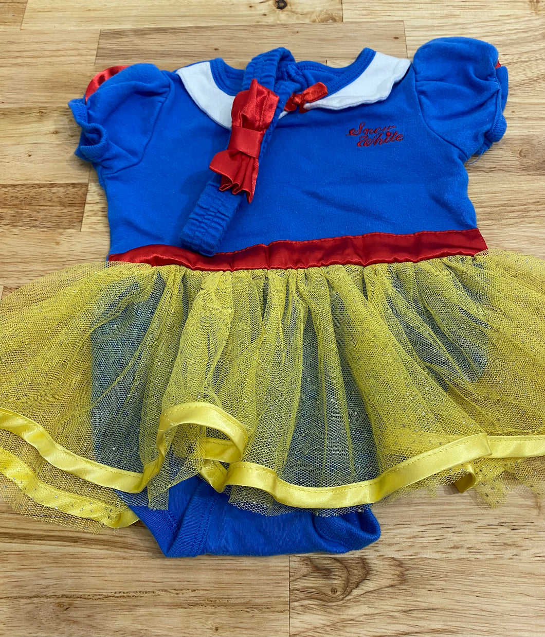 Snow White Onesie - size 6 Months