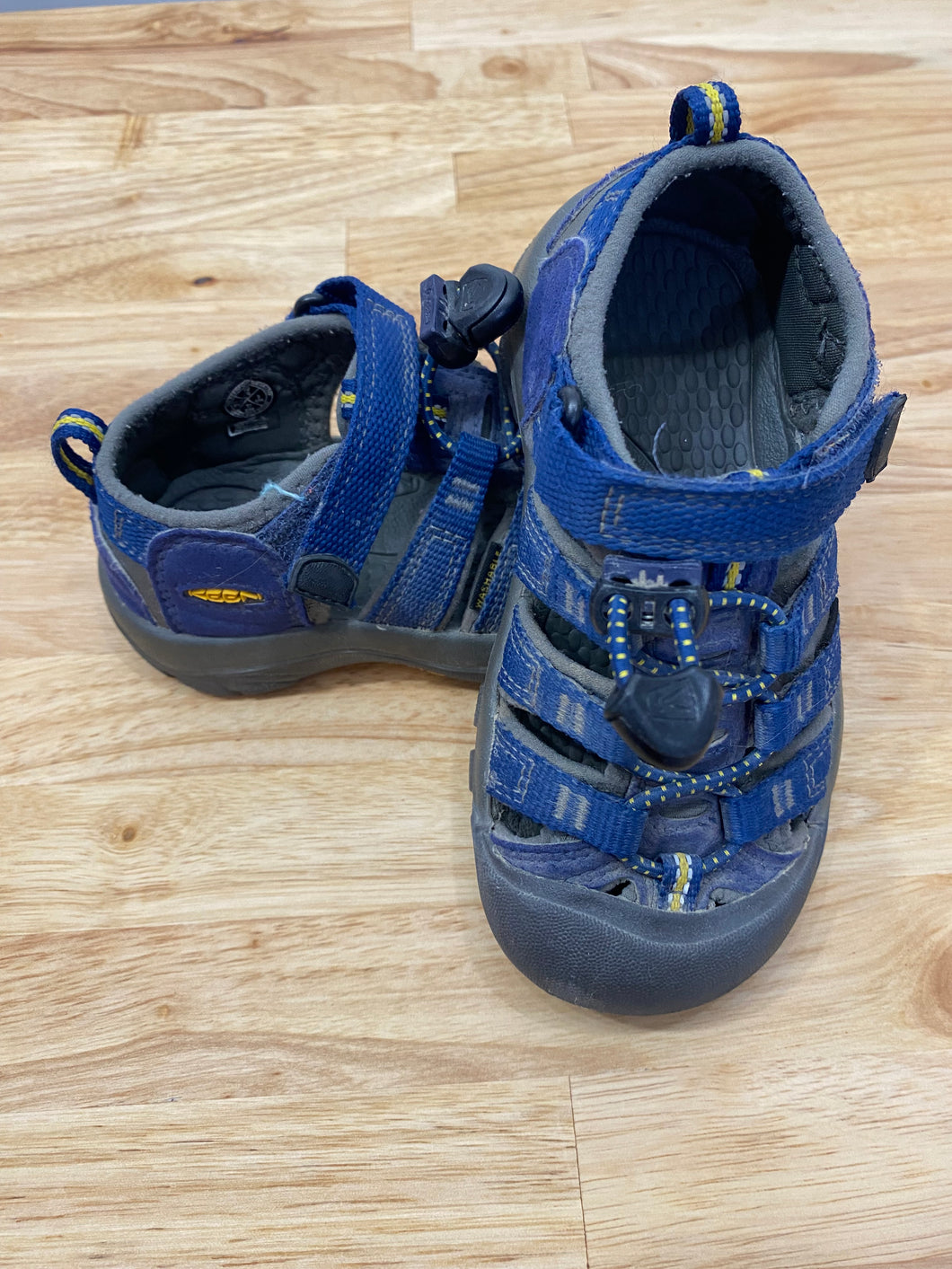 Keen Sandals - size shoes-youth   10