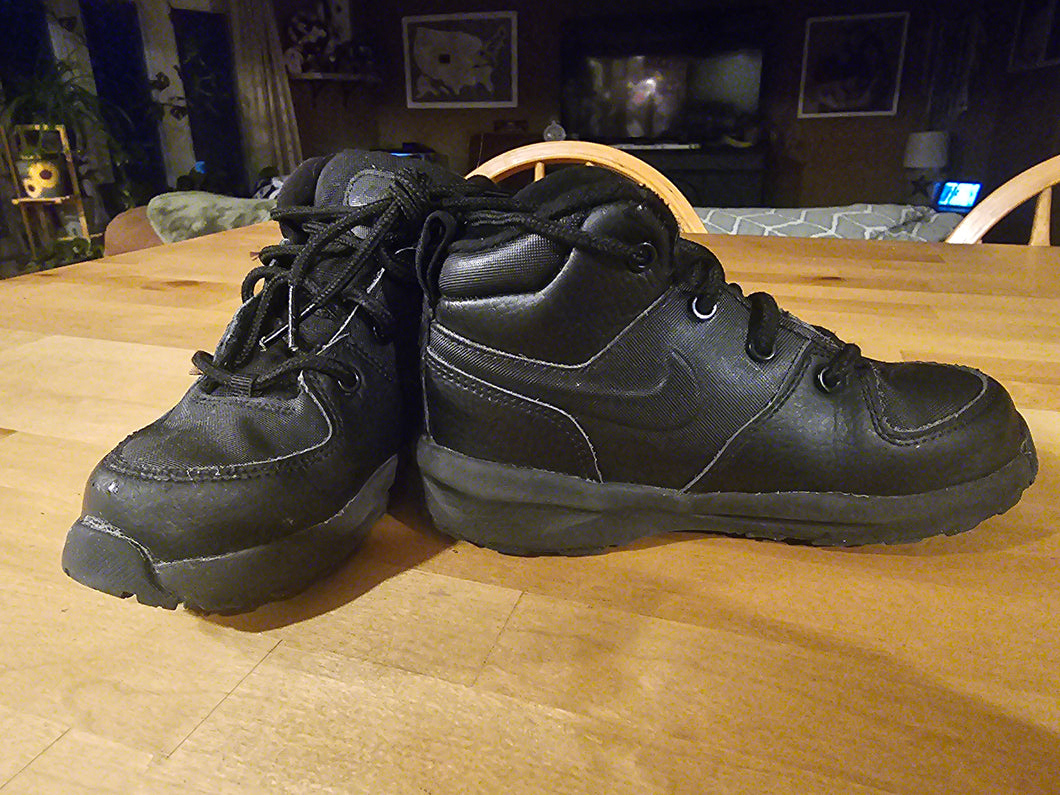Nike black sneakers - size shoes-youth   10