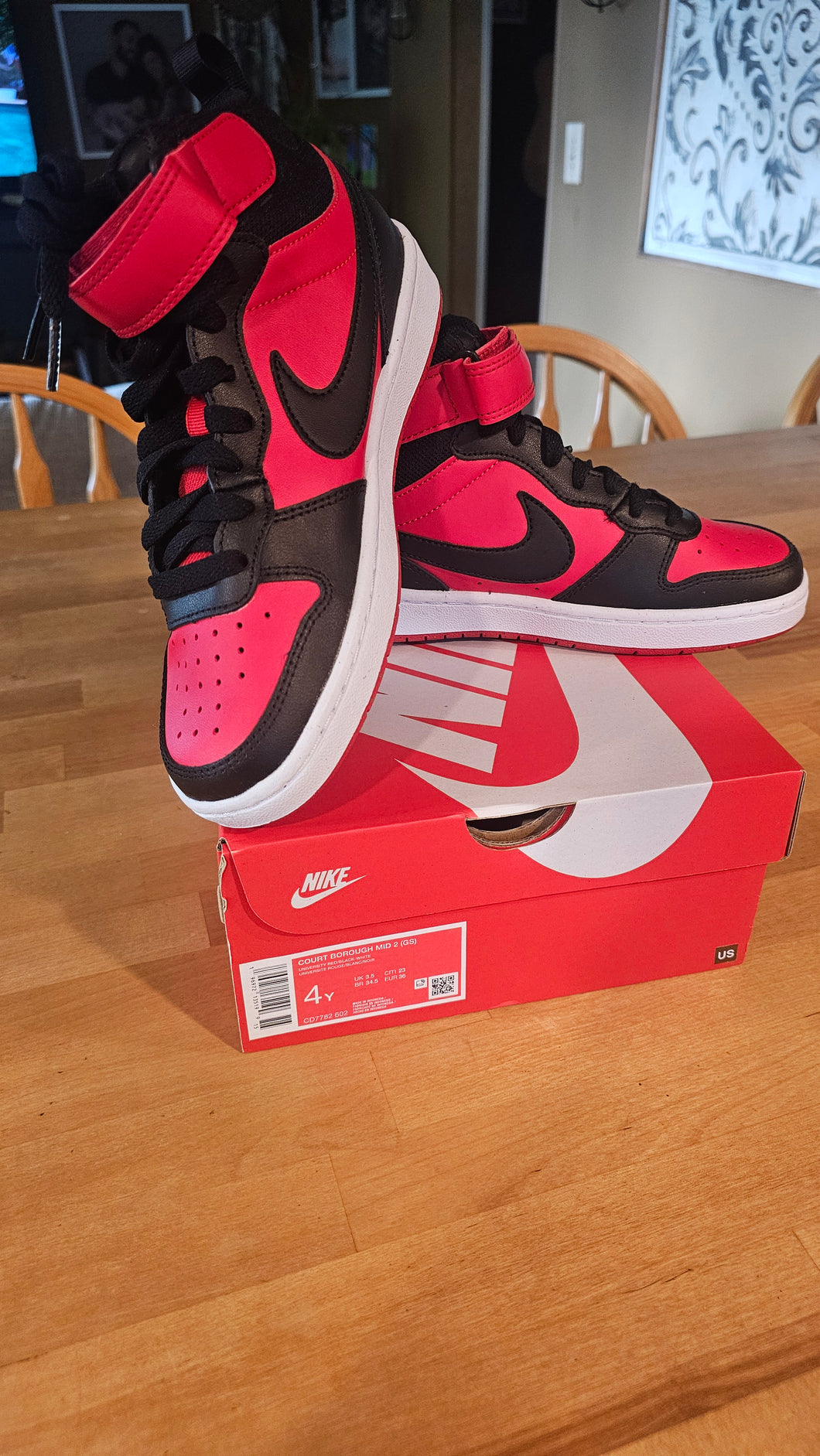 Court Borough Mid 2 (GS) BRAND NEW IN BOX - size Shoes-youth 4