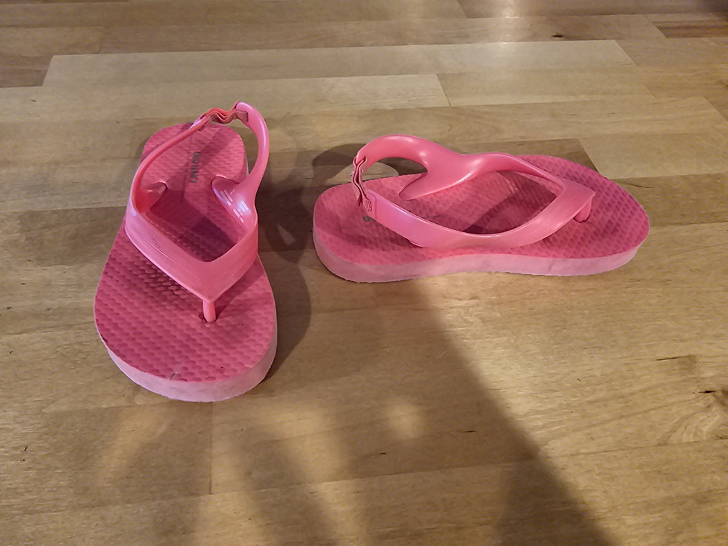 Old navy flip flops - size Shoes-toddler 8