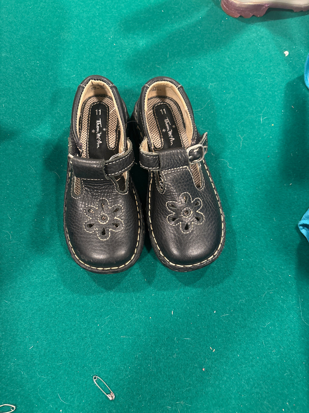 Leather dress shoes Small scuff on right toe - size Shoes-youth   11