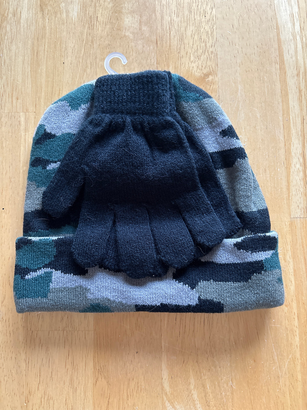 NEW BOYS CAMO HAT/ GLOVES AGES 8-18