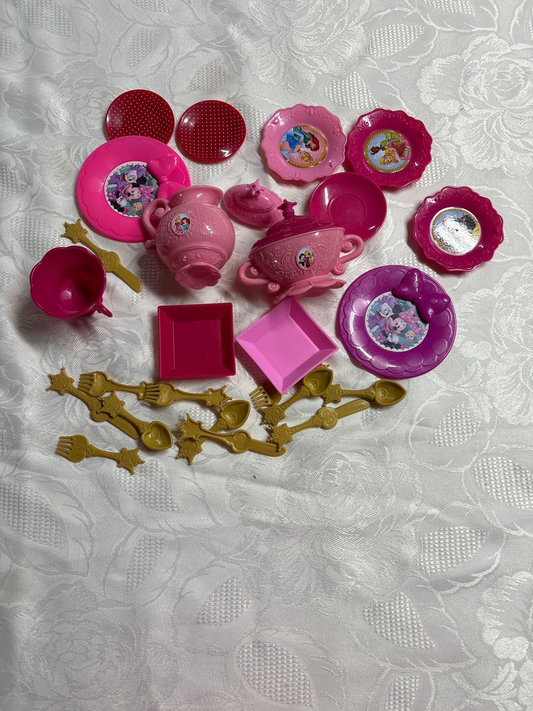 PLAY DISHES/UTENSILS